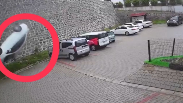Ordu'da istinat duvarından site bahçesine düşen otomobilin sürücüsü öldü; kaza kamerada