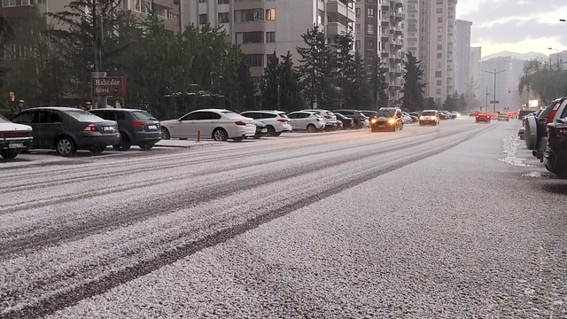 Kayseri'de dolu ve sağanak etkili oldu