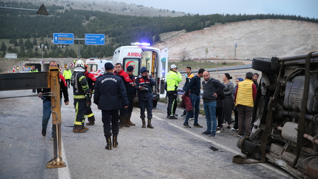 Denizli'de servis minibüsünün otomobile çarptığı kazada 18 kişi yaralandı