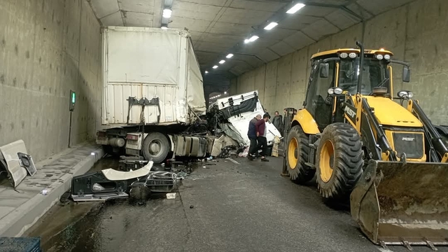 Malatya'da, duvara çarpan TIR'ın sürücüsü yaralandı
