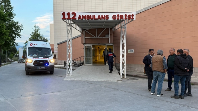 İzmir'de 2 kişiyi silahlı yaralayan şüpheli, bir kadını da darbetti