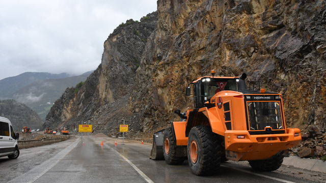 Heyelan nedeniyle kapanan Gümüşhane-Giresun kara yolu ulaşıma açıldı