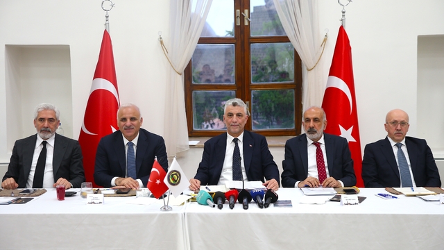 Ticaret Bakanı Bolat, Diyarbakır'da meslek odalarının temsilcileriyle bir araya geldi: