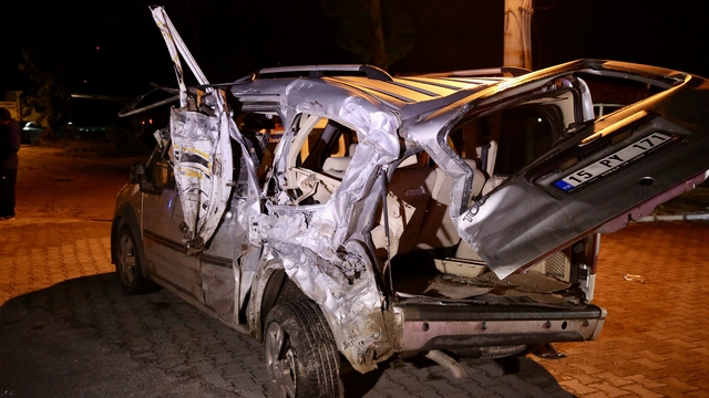 Muğla'da kamyon ile hafif ticari araç çarpıştı, 2 kişi yaralandı