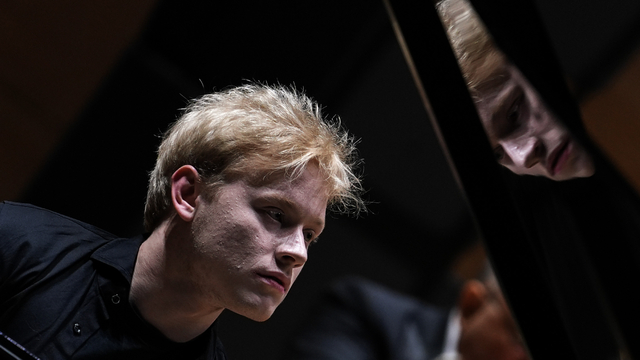 Rus piyanist Alexander Malofeev CSO'da sahne aldı