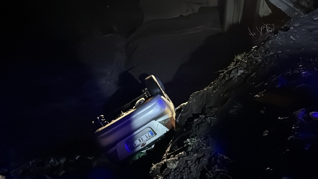 Erzurum'da dereye yuvarlanan araçtaki 3 kişi yaralandı