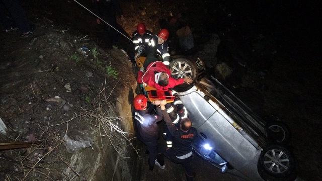 Erzurum'da otomobil dereye uçtu; 3 yaralı