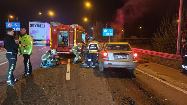 Bursa'da kamyona çarpan otomobilin sürücüsü ağır yaralandı