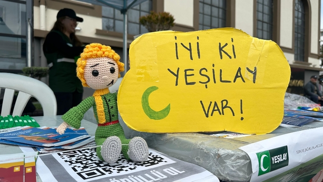 Balıkesir'de Yeşilay gönüllüleri bağımlılığa karşı vatandaşları bilinçlendiriyor