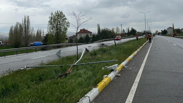 Şarkışla'da aydınlatma direğine çarpan kamyonetin sürücüsü yaralandı