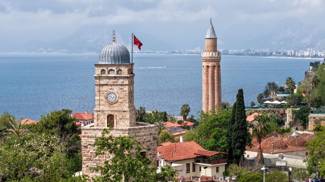 Tarihi saat kulesi 'zamana' yetişemiyor