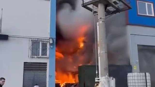 Fabrika deposu yangında kullanılamaz hale geldi
