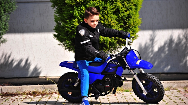 Babasıyla bindiği motosiklet tutkusu oldu; 6 yaşındaki Yağız motor yarışlarına hazırlanıyor