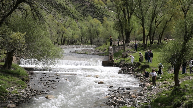 Doğaseverler bir günde dört mevsimin yaşandığı Muş'un güzelliklerini adımlıyor