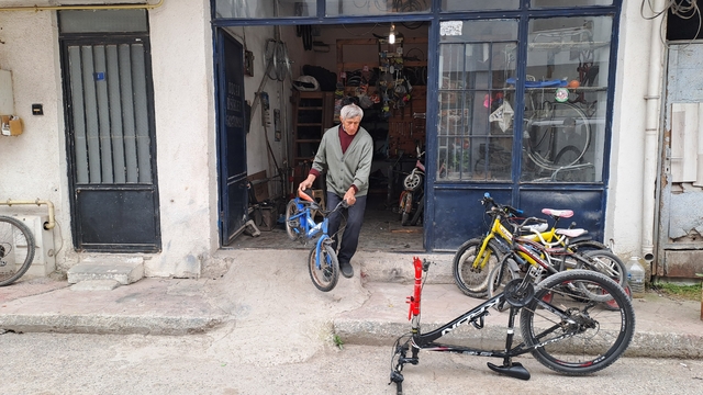 Sakarya'da dede mesleği bisiklet tamirciliğini 63 yıldır sürdürüyor