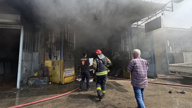 Kocaeli'de oto kilit tamircisinde çıkan yangın söndürüldü