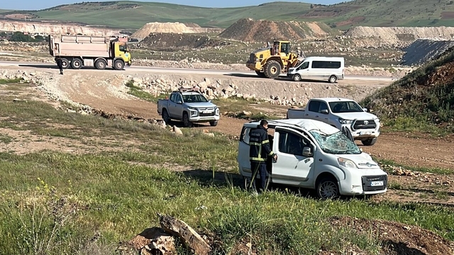 Mardin'de kontrolden çıkarak yol kenarına savrulan hafif ticari araçtaki 4 kişi yaralandı