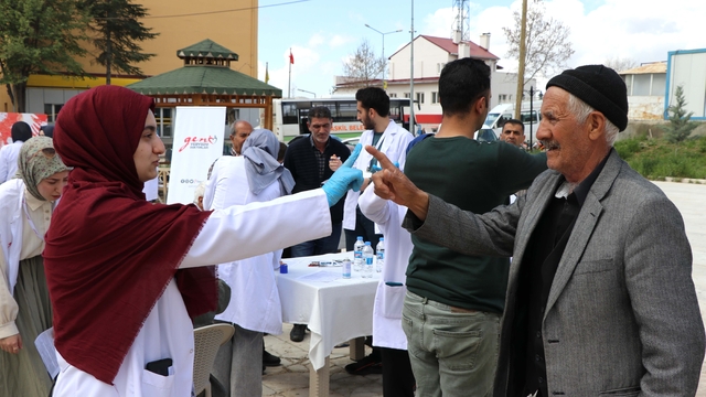 Elazığ'da "Genç Yeryüzü Doktorları" vatandaşları sağlık taramasından geçirdi