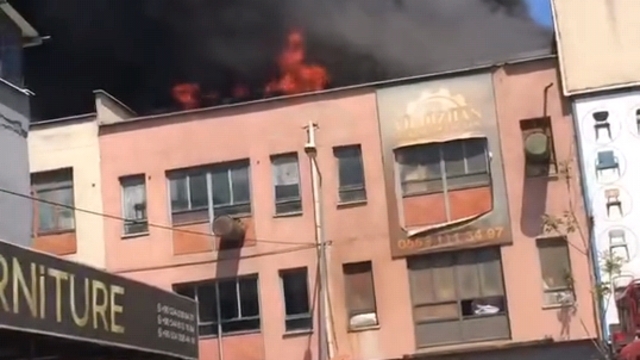 Bursa'da, mobilya imalathanesinin çatı katında yangın