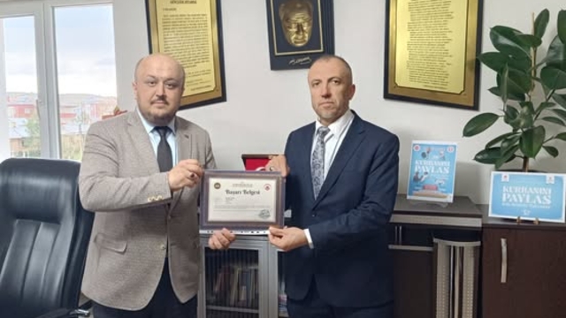 Ulaş ilçesinde görevli imam Murat Güveç'e başarı belgesi verildi