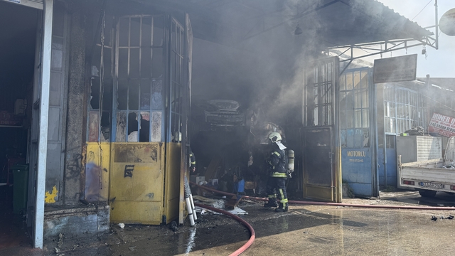 Oto kilit tamirci dükkanı ile içerisindeki otomobil yandı