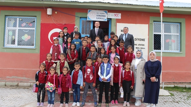 Çaldıran Kaymakamı Bakan, öğrencilerle bir araya geldi