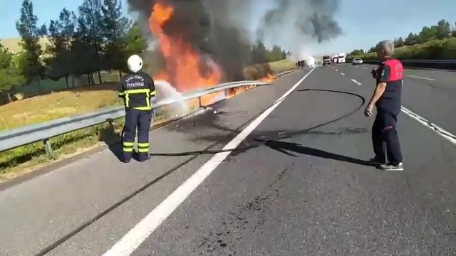 Şanlıurfa'da akaryakıt yüklü tanker devrildi; yangın çıktı
