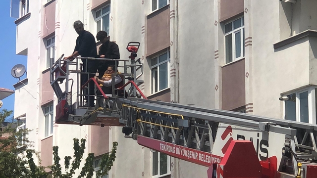 Depo yangınında binada mahsur kalanlar, itfaiyenin merdivenli araçlarıyla kurtarıldı