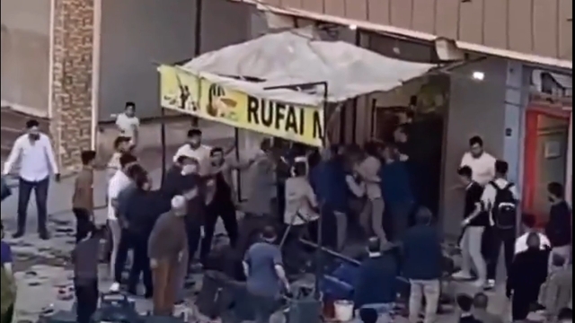 Sopalı, tekmeli ve yumruklu kavga kamerada; 4 yaralı