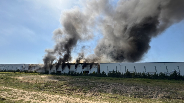 Tekirdağ'da kauçuk fabrikasında çıkan yangına müdahale ediliyor