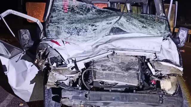 Amasya'da tıra arkadan çarpan minibüsteki 2 kişi yaralandı