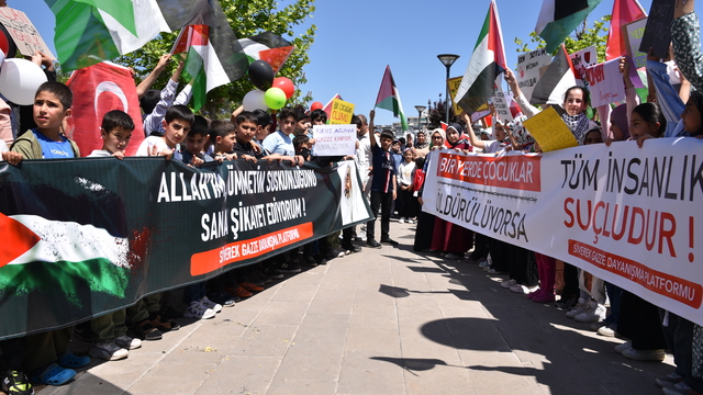 Şanlıurfa'da kadın ve çocuklar Gazze'ye destek için oturma eylemi yaptı