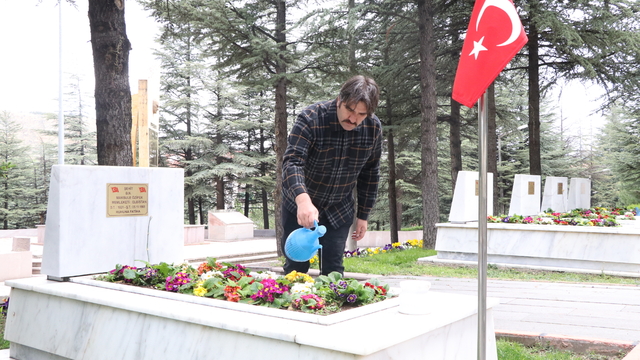 Çankırılı güvenlik görevlisi, şehit mezarlarını ziyaret edip temizlik ve bakımlarını yapıyor