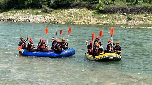 Garzan Çayı'nda ilk rafting; Batman Valisi de kürek çekti