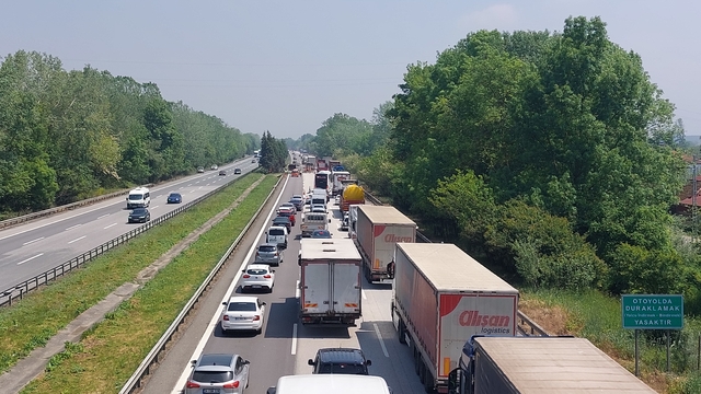 Anadolu Otoyolu'nda bariyerlere çarpan tır ulaşımı aksattı