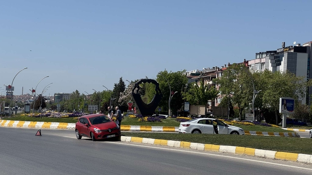 Edirne'de refüje çarpan otomobil sürücüsü yaralandı
