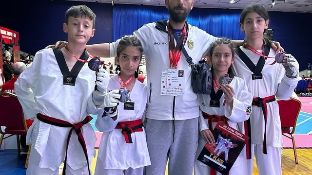 Nallıhan Bushido Spor Kulübü oyuncularının madalya sevinci