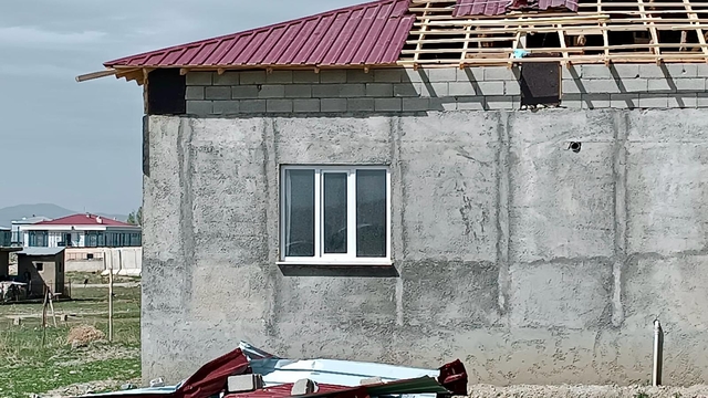 Van'da ekipler şiddetli rüzgar sonucu düşen çatı parçalarını topladı