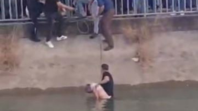 Adana'da sulama kanalında hareketsiz duran kişiyi çevredekiler kurtardı; durumu ağır