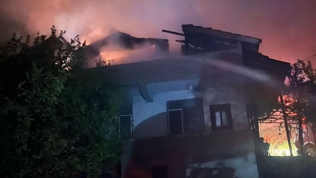 Bolu'da 2 katlı bir ev yandı