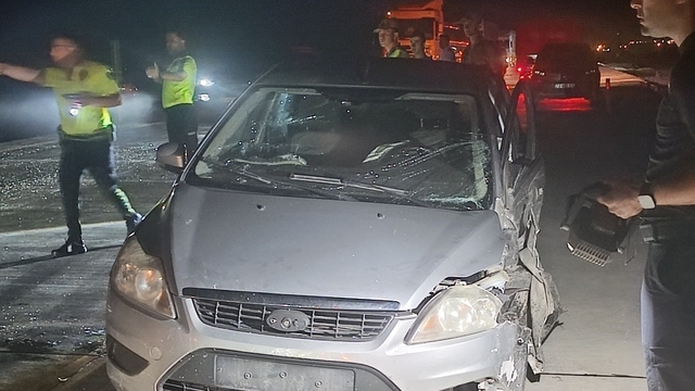 Şırnak'ta hafif ticari araç ile otomobilin çarpıştığı kazada 6 kişi yaralandı
