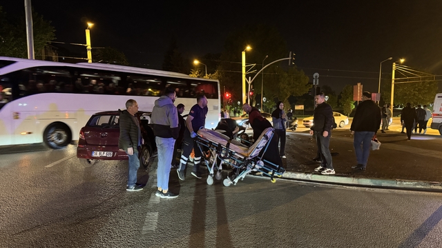 Bursa'da taksi ile otomobilin çarpıştığı kazada 7 kişi yaralandı