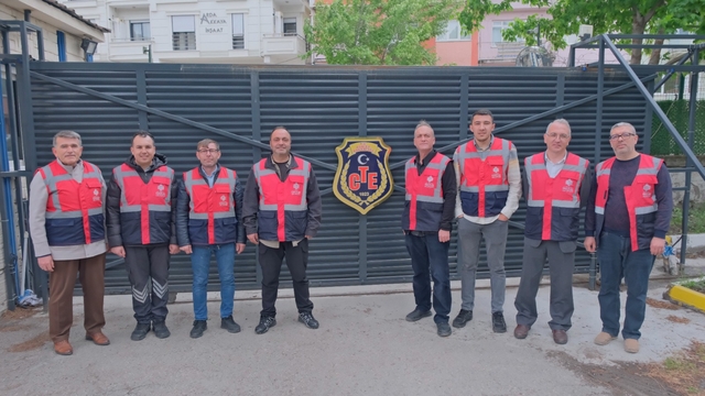 Balıkesir'de hükümlülere tatlı dağıtma geleneği sürüyor