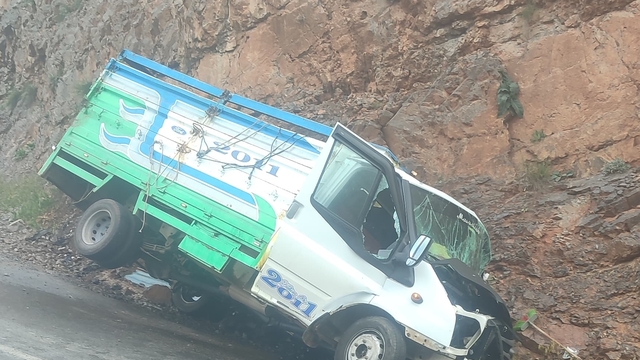 Hakkari'de yamaca çarpan kamyonetin sürücüsü öldü