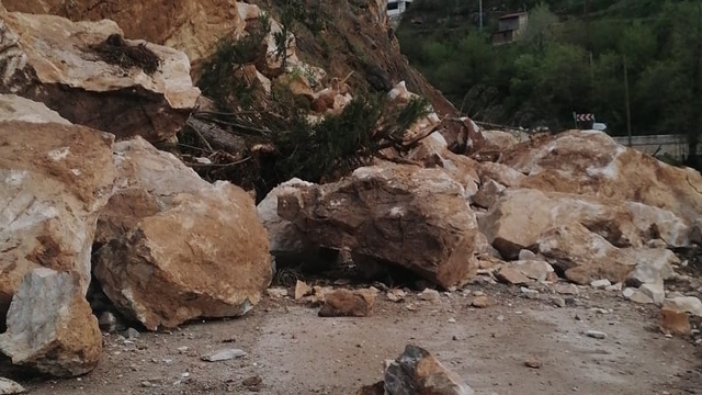 Giresun'da heyelan yolu kapattı