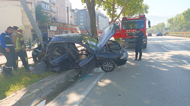 Bursa'da otomobil aydınlatma direğine çarptı: 1'i ağır, 2 yaralı