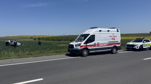 Edirne'de devrilen otomobildeki sürücü ve eşi yaralandı