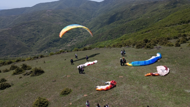 Uçmakdere hafta sonu yamaç paraşütü tutkunlarını ağırlıyor