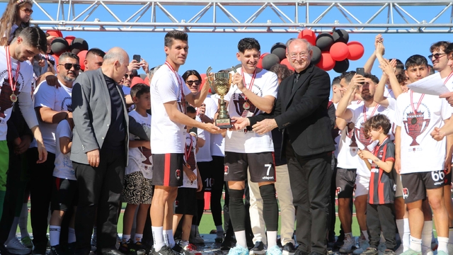 Denizli İdmanyurdu kupasına kavuştu