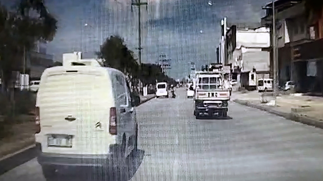 Hafif ticari aracın yayaya çarptığı kaza kamerada